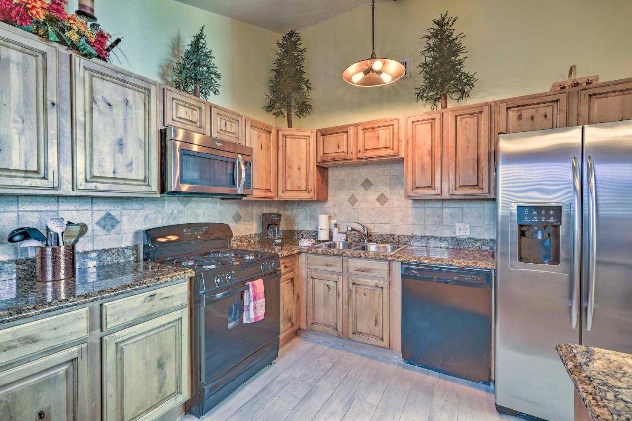 Flagstaff Townhome - Walk To Country Club And Pools! Buitenkant foto